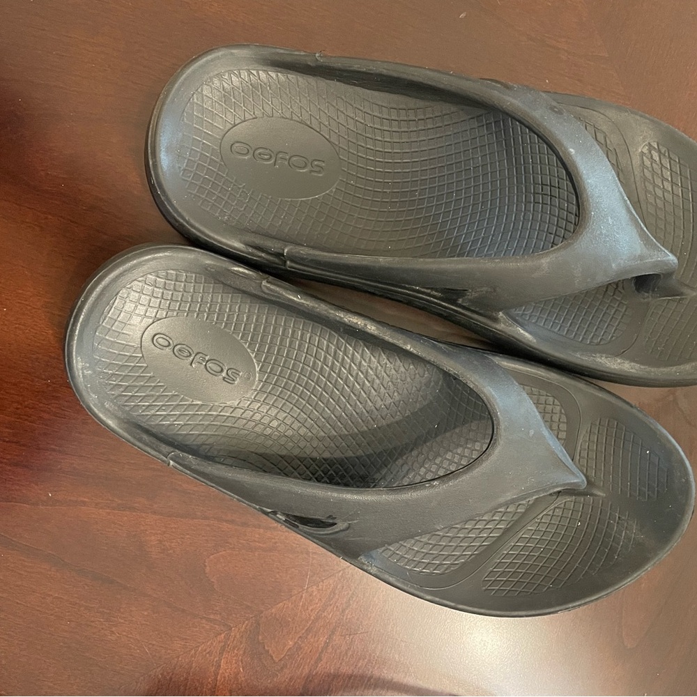 OOFOS Black Comfort Sandals
